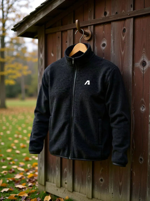Fleece Zipper an einem Haken an einer Holzwand im Herbst