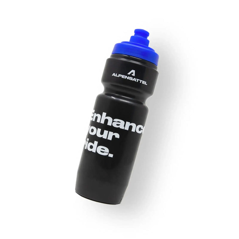 Hochwertige Verarbeitung aus BPA-freiem Material für sicheren Trinkgenuss. Mit einem Fassungsvermögen von 700 ml ideal für längere Fahrten und Trainingseinheiten. Das auslaufsichere Ventil sorgt für eine bequeme Nutzung ohne Tropfen. Passt in alle gängigen Fahrradflaschenhalter.